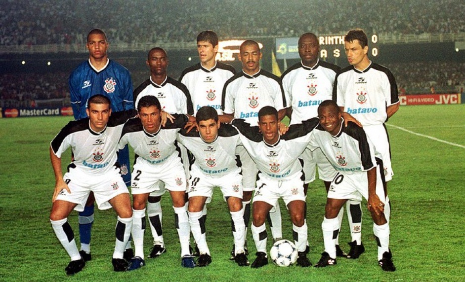 Os jogadores do Corinthians deram uma emocionante volta olímpica na Neo Química Arena, exibindo a taça do Mundial de 2000