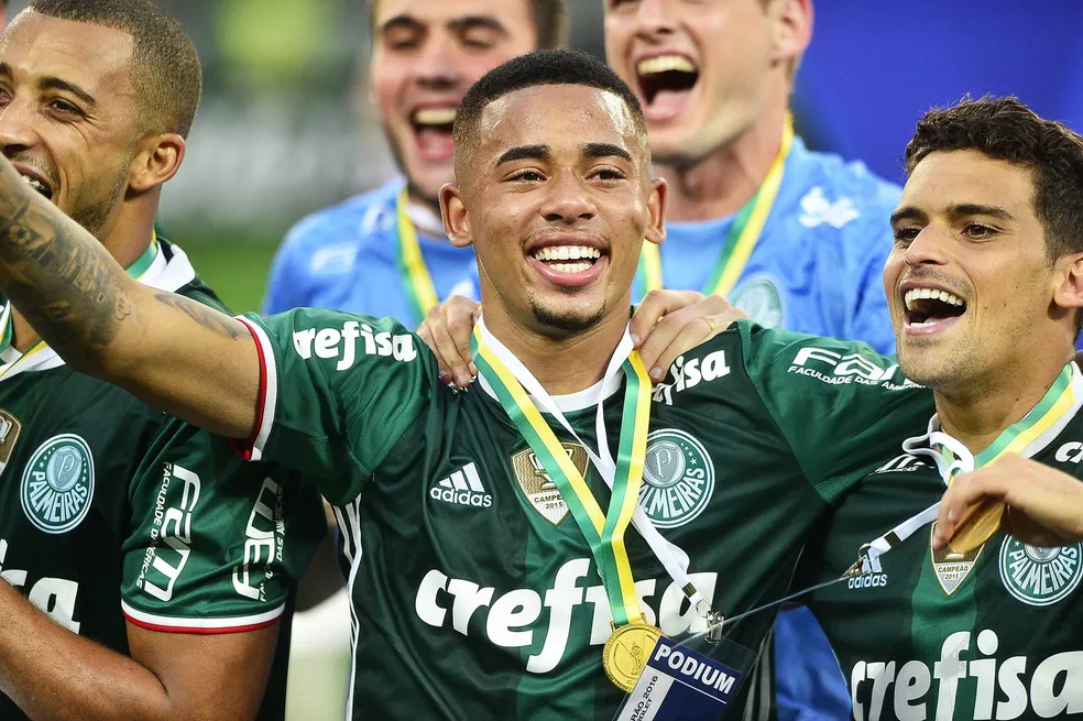 Gabriel Jesus, que joga pelo Manchester City, é outra estrela em ascensão no futebol brasileiro